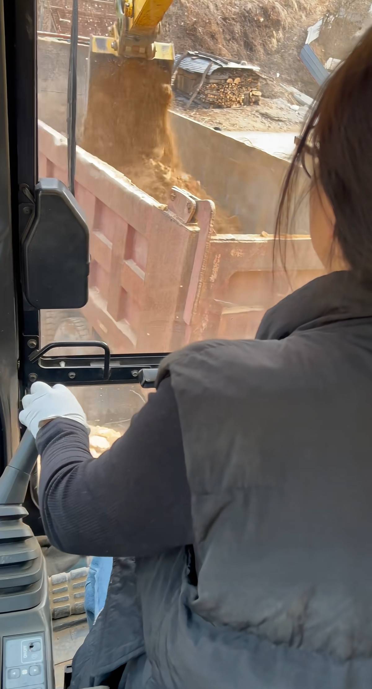 “95后”北漂女程序员辞职回乡开挖机，本人发声：正在和父亲学技术，熟练的话准备考证